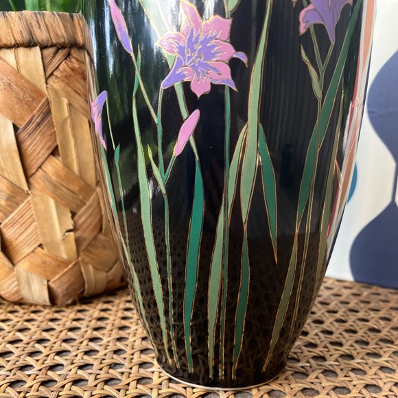 Vintage Japanese Lacquered Black Iris Vase w/Gold Trim - Picture 13 of 14
